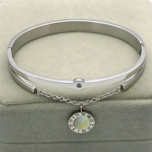 Detailopname van zilveren armband met Romeinse cijfers en witte parelmoer hanger