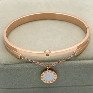 Roségouden kettingarmband met Romeinse cijfers en schelpinleg in een sieradendoosje