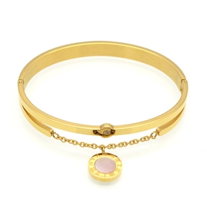 Detail van een gouden dubbellaagse armband met Romeinse cijfers en inlegwerk van schelpen