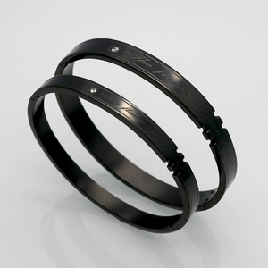 Bracelets de couple en acier titane noir avec gravure et petits cristaux étincelants