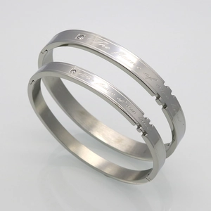 Bracelets de couple en acier titane poli avec diamant et gravures de citations d'amour