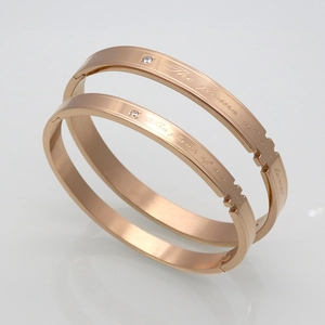 Bracelets de couple en acier titane rose doré avec diamants et gravure de flamme d'amour