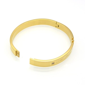 Détail du bracelet en acier or rose avec cristal unique et gravure élégante