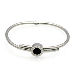 Gros plan d'un bracelet en acier titane argenté avec chiffres romains et insert noir