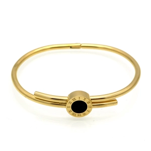 Détail d'un bracelet doré avec chiffres romains et incrustation en nacre noire