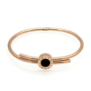 Gros plan du bracelet en titane or rose avec chiffres romains et insert noir élégant