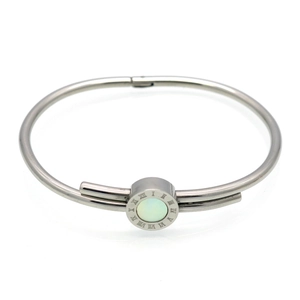 Gros plan de gravure chiffres romains sur bracelet acier avec incrustation de nacre