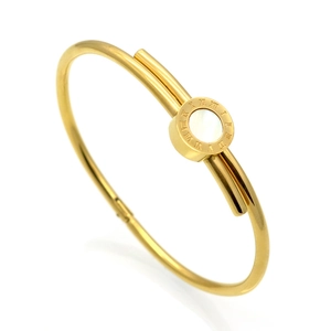 Détail d'un bracelet jonc doré avec chiffres romains et incrustation nacre blanche