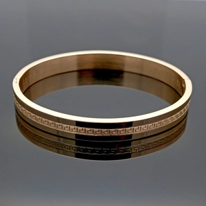 Bracelet jonc en acier inoxydable or rose avec motif décoratif de clé grecque en relief