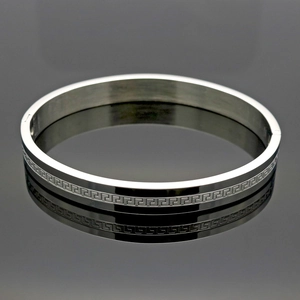 Bracelet jonc en acier argenté poli avec gravure grecque et fermoir à charnière