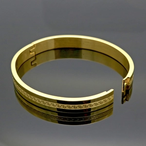 Bracelet jonc poli en acier inoxydable doré avec motif grec en relief et charnière