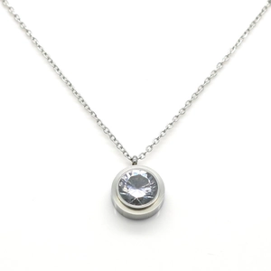 Collier ras du cou en or 18 carats avec pendentif en zircon étincelant sur une chaîne fine