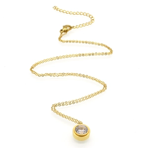 Détail d'un collier en or 18k avec un pendentif rond en zircone cubique étincelant