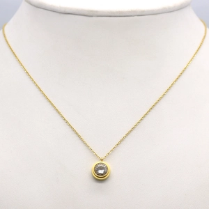 Collier pendentif solitaire en zircon plaqué or 18k sur un support de présentation
