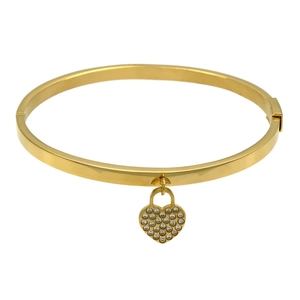 Détail d'un bracelet jonc doré orné d'un pendentif en forme de cadenas cœur serti