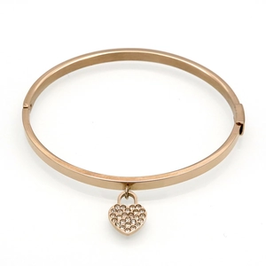 Détail du bracelet coeur en acier titane rose doré avec strass scintillants