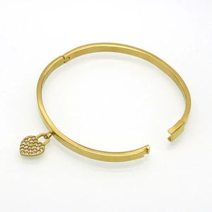 Bracelet jonc en acier titane or rose 14K avec breloque cœur sertie de diamants sur fond blanc