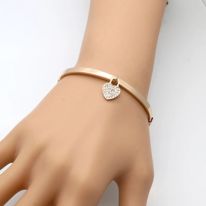 Bracelet jonc classique en acier titane plaqué or rose 14K avec breloque cœur sertie