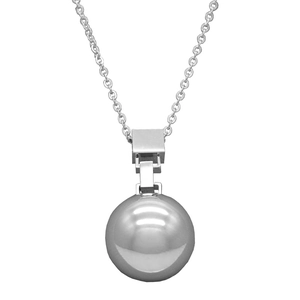 Detail van minimalistische roestvrijstalen kogel hanger ketting met vierkante sluiting