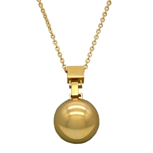 Detailopname van een gepolijste gouden bolvormige hanger aan een fijne roestvrijstalen ketting