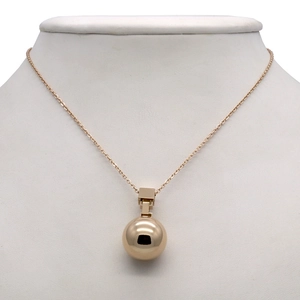 Detail van roségouden bolvormige hanger ketting op model met gepolijste afwerking