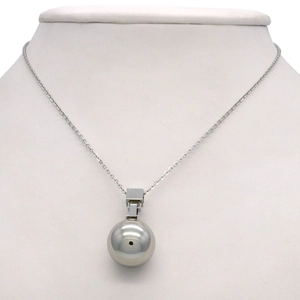 Gepolijste roestvrijstalen kogel hanger ketting op een wit nekmodel display gepresenteerd