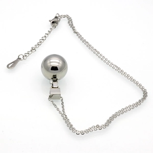 Detail van roestvrijstalen ketting met ronde kogel hanger en verstelbare karabijnsluiting