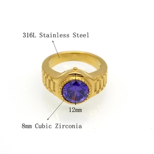 Détail d'une bague en acier doré 316L sertie d'un oxyde de zirconium violet de 8mm