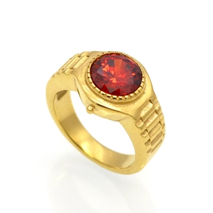 Détail d'une bague dorée style montre avec zircon rouge et anneau texturé articulé
