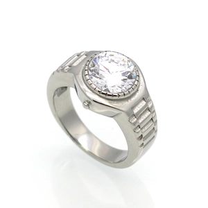 Détail de la bague en acier argenté style bracelet de montre avec zircon scintillant