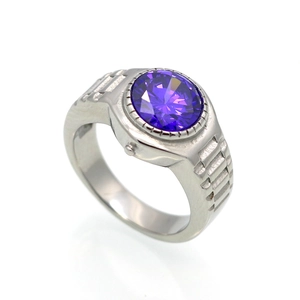 Vue détaillée du zircon violet et de l'anneau en acier au design de bracelet de montre