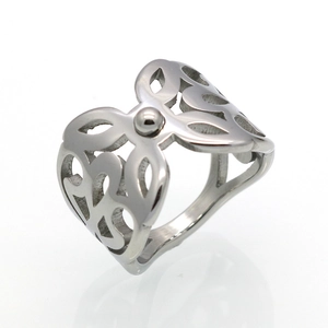 Bague ajourée camélia en or 18 carats finition argentée avec petite perle centrale