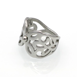Vue détaillée de la bague argentée avec motif camélia évidé et perle métallique