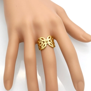 Bague large ajourée camélia en or 18k avec motifs de pétales floraux sur main mannequin
