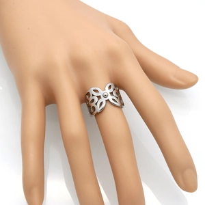 Bague camélia évidée en acier titane argenté poli sur la main d'un modèle