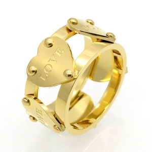 Détail de la bague double couche en acier titane rose doré avec breloques de cœur gravées