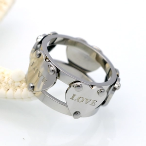 Vue macro détaillée de clous en acier en forme de cœur avec gravure Love sur bague double