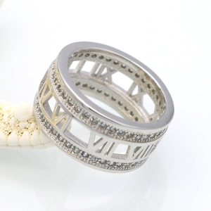Modischer 18k Goldring mit römischen Ziffern und zweireihigem Diamantbesatz für Damen