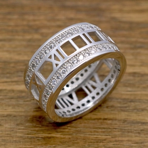 Silberner Ring mit römischen Ziffern, doppellagiger Diamantbesatz und breitem Design