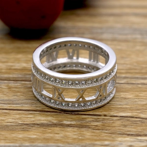 Silberner Ring mit römischen Ziffern und zwei Reihen funkelnder Pavé-Kristalle