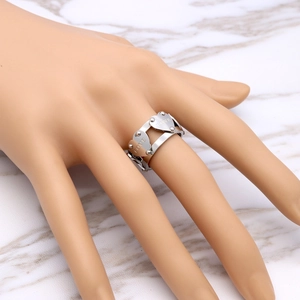 Détail de la bague double argentée avec cœurs ajourés et gravure LOVE sur le métal