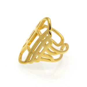Anello geometrico dorato lucido con motivo a scudo traforato su sfondo bianco