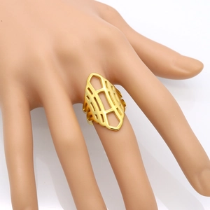 Anello geometrico dorato in acciaio inossidabile con design traforato su mano di modello