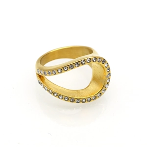 Detalle de anillo de onda en oro de 18k con diseño hueco asimétrico y cristales pavé