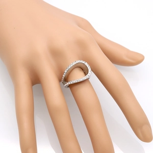 Elegante anillo de diamantes ovalados de oro de 18k con banda ondulada en una modelo