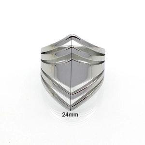 Bague large en acier titane argenté avec design géométrique chevron de 24mm de haut