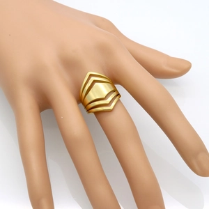 Bague minimaliste en acier titane doré avec design en V superposé et finition mate