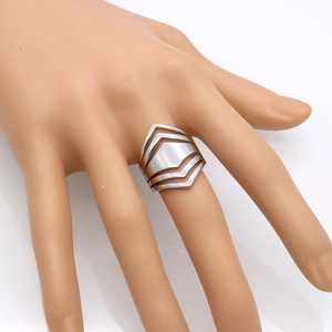 Bague géométrique en acier inoxydable argenté au design évidé avec motifs en V superposés