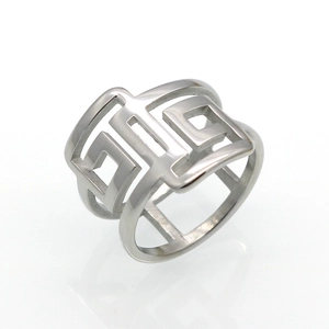 Bague en acier inoxydable poli argenté avec motif creux géométrique moderne sur fond blanc