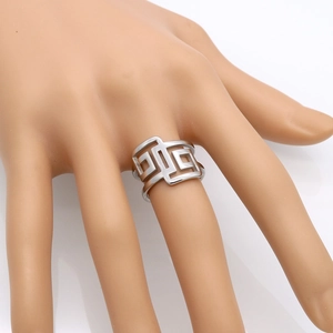 Bague géométrique ajourée en acier inoxydable argenté au style moderne et épuré